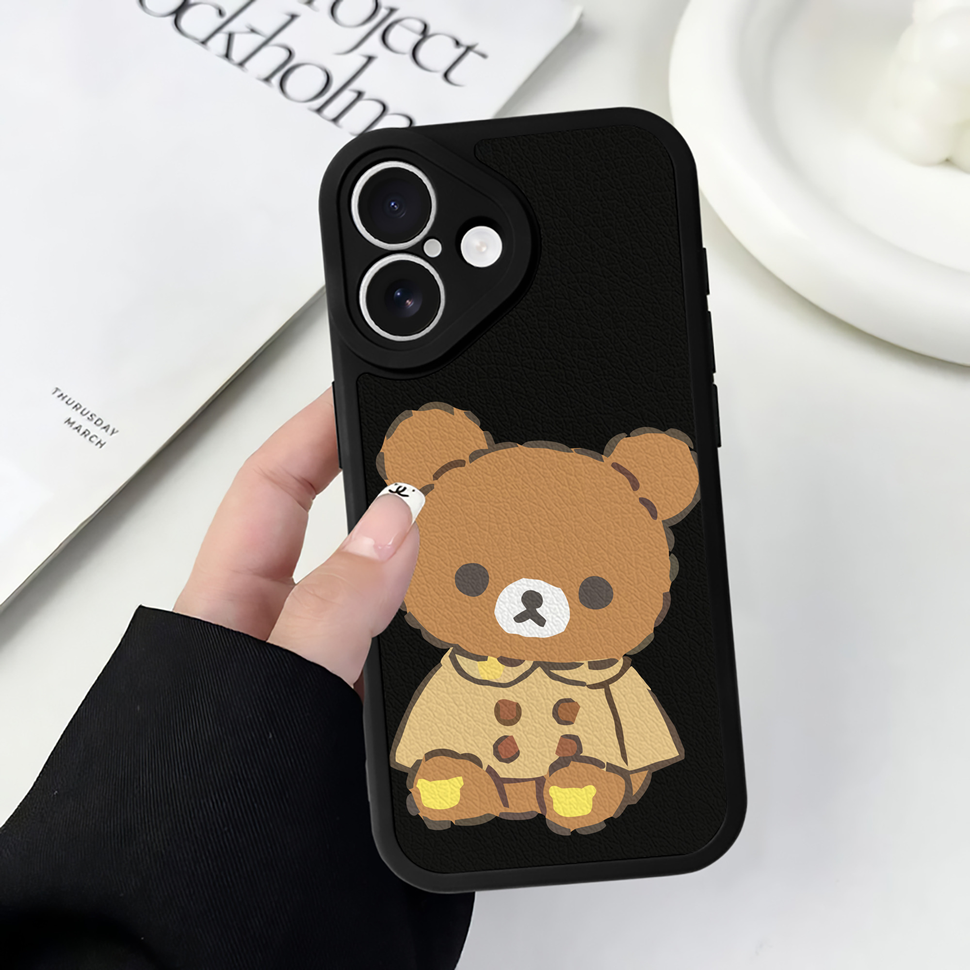 （画像用） リラックマ リラックマ キイロイトリ Rilakkuma Korilakkuma Kiiroitori 【iPhone 16シリーズ対応】シリコンスマホケース（レザー調） 材質：シリコン